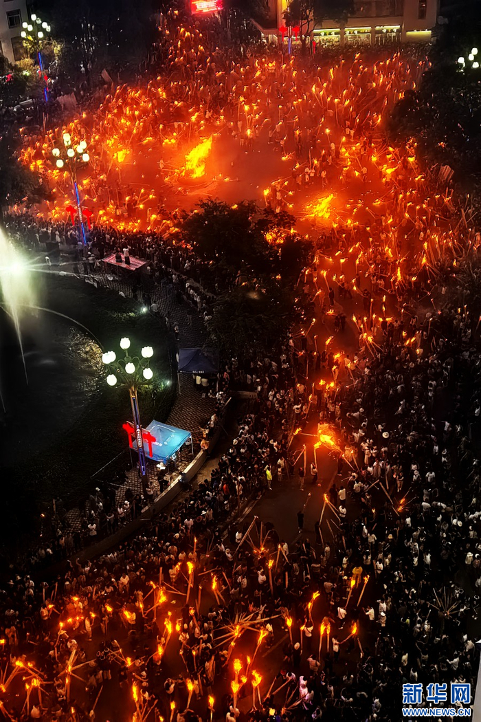 航拍石林火把节现场（7月18日摄）。新华网 赵普凡 摄