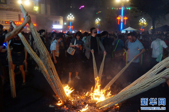 群众点燃火把（7月18日摄）。新华网 范芳钰 摄