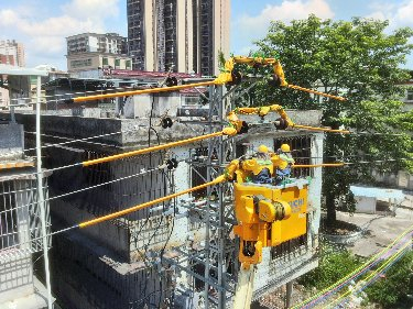7月16日，南方电网广东揭阳普宁供电局通过带电作业实现用户“零感知”，保障清凉度夏。林梓博摄