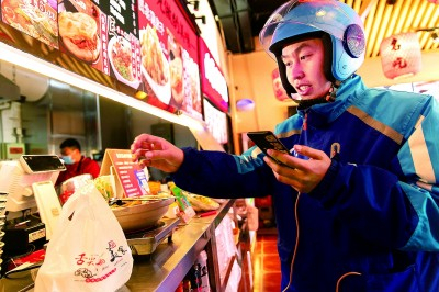     外卖小哥正在取餐。光明图片/视觉中国