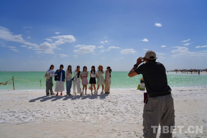 图为香港青少年在察尔汗盐湖合影 摄影：王茜