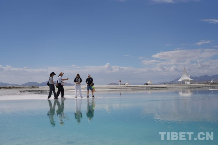 图为香港青少年在海西蒙古族藏族自治州大柴旦翡翠湖 摄影：王茜
