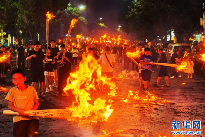 石林火把节现场（7月18日摄）。新华网 赵普凡 摄