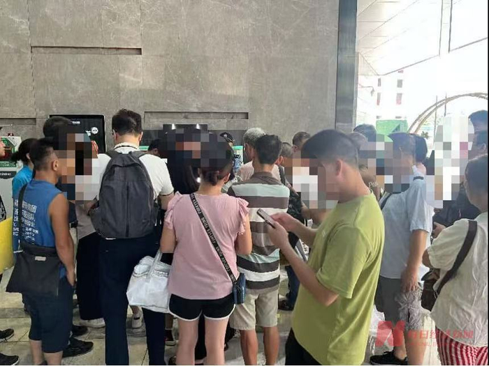 7月19日上午，有不少消费者来到靓家居总部了解情况 图片来源：每经记者 吴泽鹏 摄