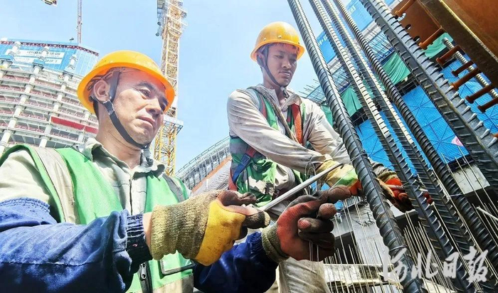 7月4日，雄安国贸中心项目建设现场，工人们正进行施工作业。河北日报记者刘光昱摄