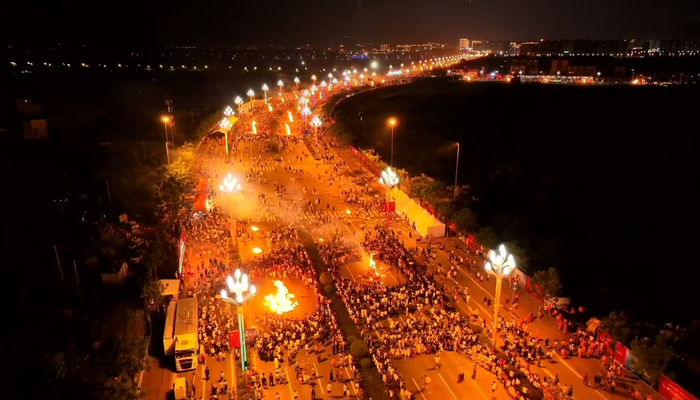 图为7月18日晚举行的西昌火把狂欢夜活动现场。（资料图片）