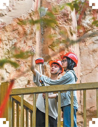 工作人员在广西左江花山岩画遗产地调试监测仪器。新华社记者 曹祎铭摄