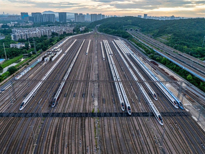 这是2025年6月30日在南京动车段南京南动车运用所拍摄的动车组列车（无人机照片）。新华社发（杜懿 摄）