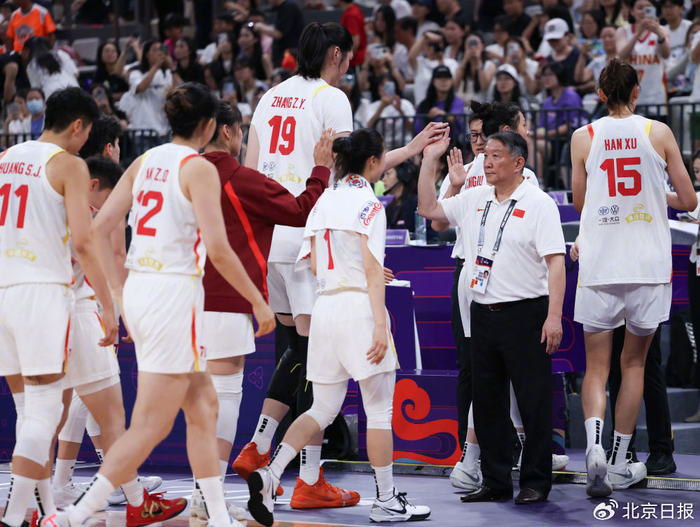   7月19日，中国队主教练宫鲁鸣（右二）在比赛后与球员致意。新华社记者 毛思倩 摄