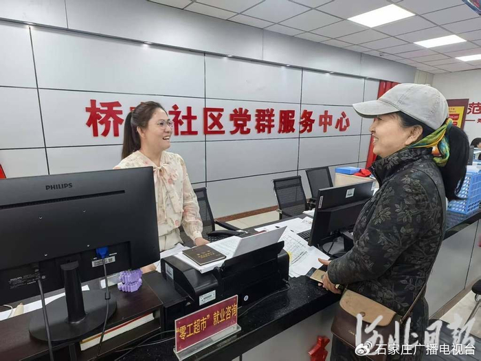 5月7日，在衡水市河东街道桥东社区“零工超市”，专职工作人员路晓艳（左）与居民交流就业信息。河北日报记者潘文静摄