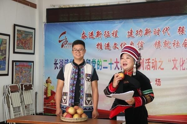 普春林和村民一起通过直播销售家乡苹果。受访者供图