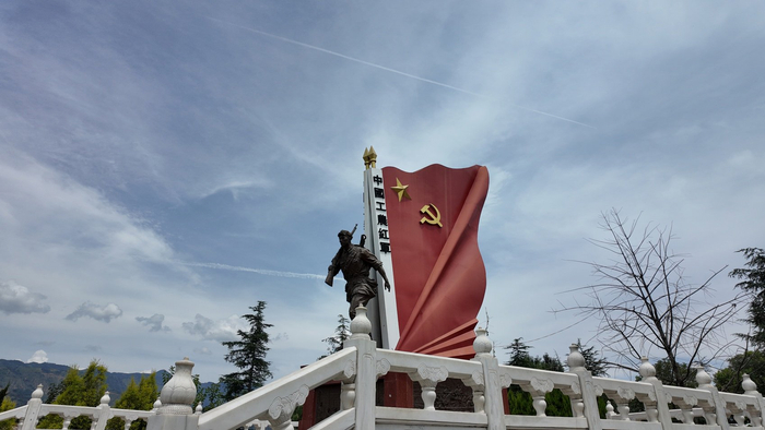 田坝村红军长征纪念碑。