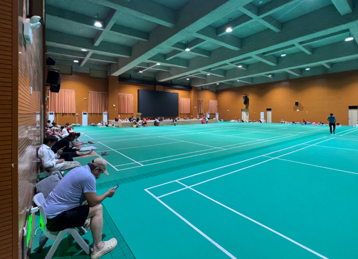 在群贤小学体育馆的避难群众。吴长赋/摄