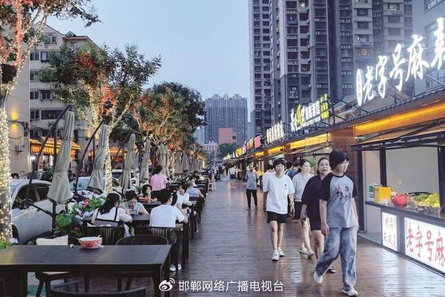 学步桥夜市是邯郸文旅又一新地标，有效激活夜间经济，助力邯郸道文旅产业升级。邯郸新闻传媒中心记者 范文平 摄