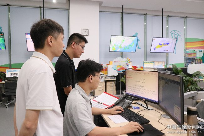 7月19日晚，广东省气象台专家集中研判台风最新动态。王天巍 摄影