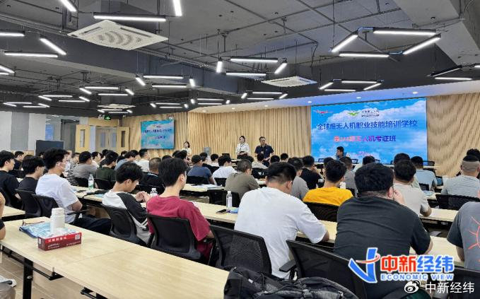 无人机考证班上课中 受访者供图