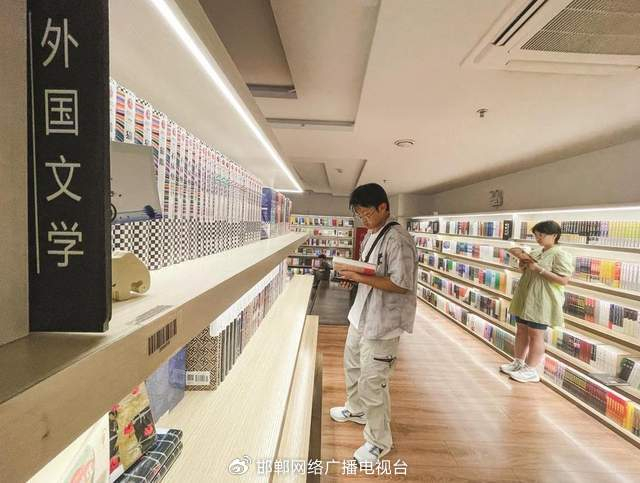 炎热夏日，邯郸书城的阅读氛围浓厚，市民来此享受阅读学习时光，消暑度夏。邯郸新闻传媒中心记者 周绍宗 摄