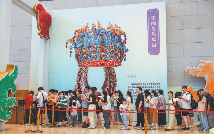 　　昨天，购买冰箱贴的消费者在国家博物馆西大厅排起长队。本报记者 邓伟摄