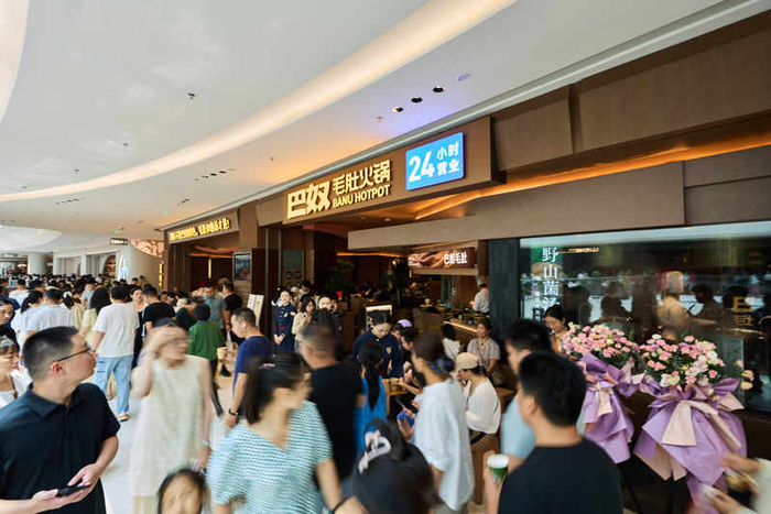 在巴奴毛肚火锅，排队是常态。受访者供图