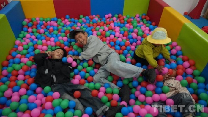 　　图为小孩儿们在幸福驿站托幼室玩耍