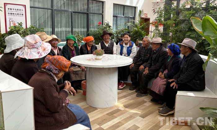 　　图为在幸福驿站工作人员与老人们在日间照料室聊天