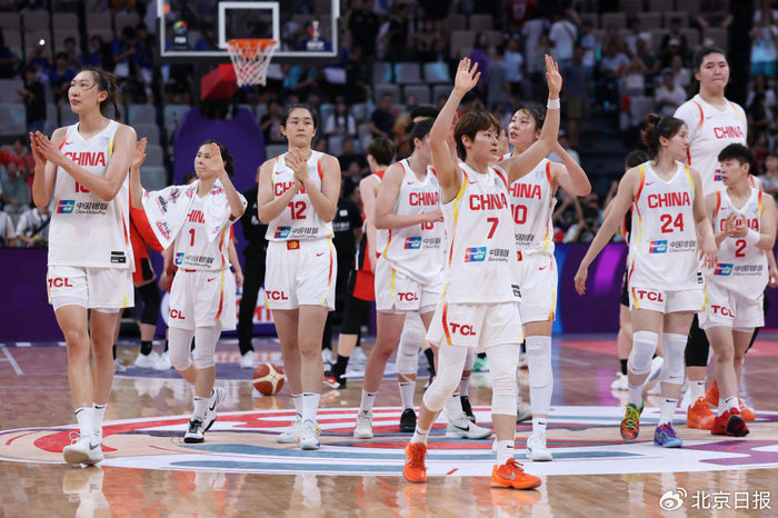   7月19日，中国队球员在比赛后向观众致意。新华社记者 毛思倩 摄