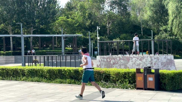 市民在公园慢跑锻炼（央广网实习记者索广超  摄）