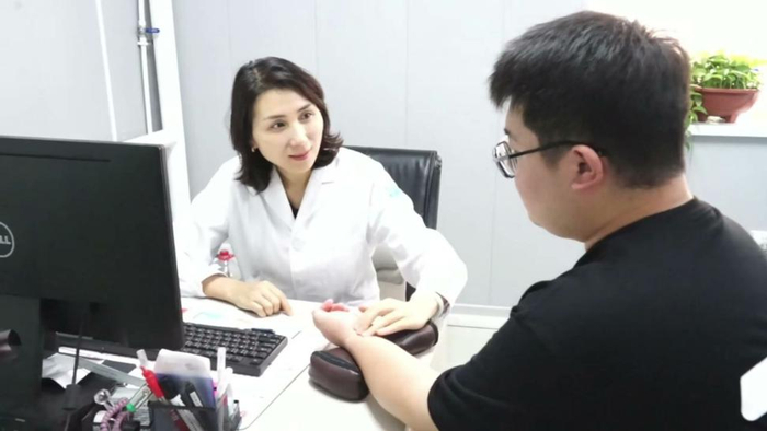 李虹霖医生正在为就诊者把脉（央广网实习记者国琪  摄）