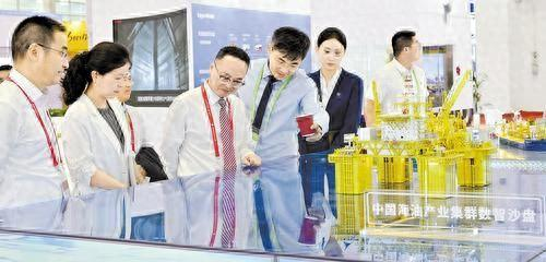 7月16日，第三届链博会在北京中国国际展览中心（顺义馆）开幕。图为客商在展位参观。本报记者 郭 昭摄