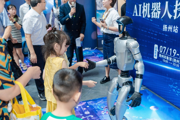 市民和机器人互动。 刘西伯 摄
