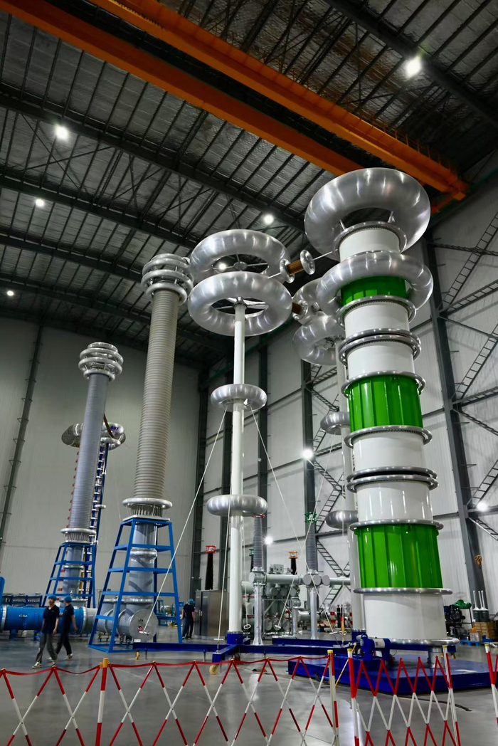 （安靠智电厂区测试大厅，财联社记者摄）