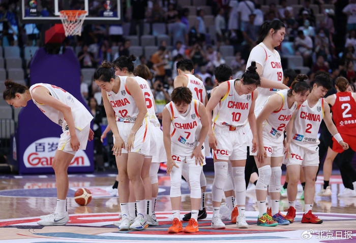   7月19日，中国队球员在比赛后向观众致意。新华社记者 毛思倩 摄