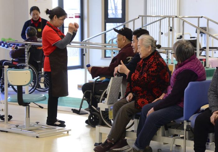 2025年1月9日，老人在北京市朝阳区来广营福寿苑养老照料中心学习健康手指操。新华社记者 李欣 摄