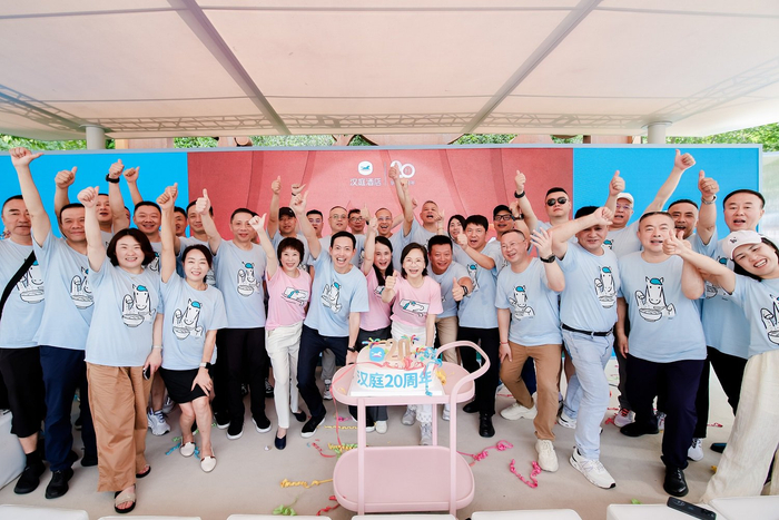 ▲ 汉庭4.0发布会现场嘉宾们在为汉庭20周年庆生