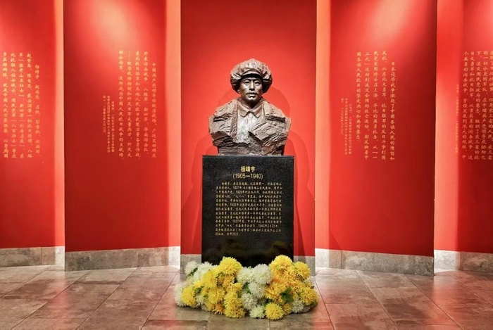 杨靖宇烈士纪念馆内杨靖宇将军雕像