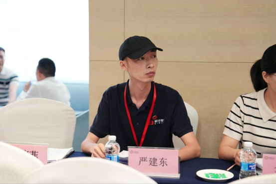（图为移拜骑行创始人严建东于广东省电动车商会三届一次会长办公扩大会议）