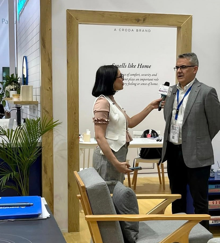 （图三：爱伯馨当地负责人接受媒体采访）