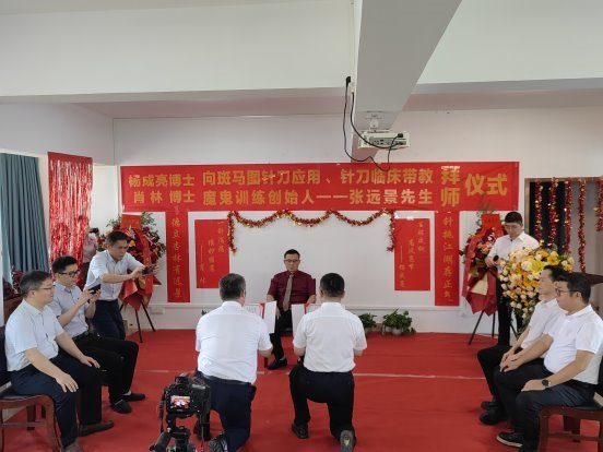 图:杨成亮、肖林博士拜师仪式