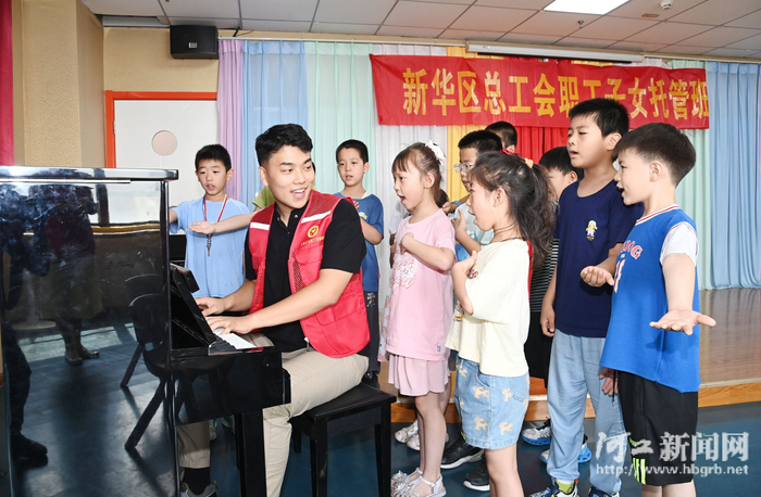 学生在托管班学习弹琴