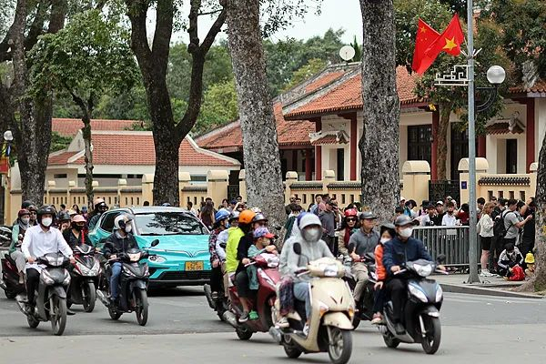 2025年4月13日，中越两国国旗在越南河内街头飘扬。 中新社记者 盛佳鹏 摄