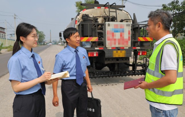 6月13日，河南省禹州市检察院检察官来到朱阁镇大墙王村创业大道路段，确认路面通行条件良好。