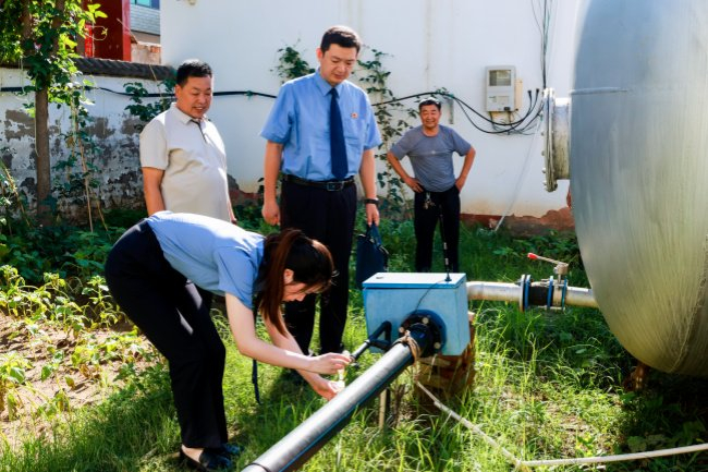 6月20日，河南省鄢陵县检察院检察官在辖区某水厂对水质进行取样检测。