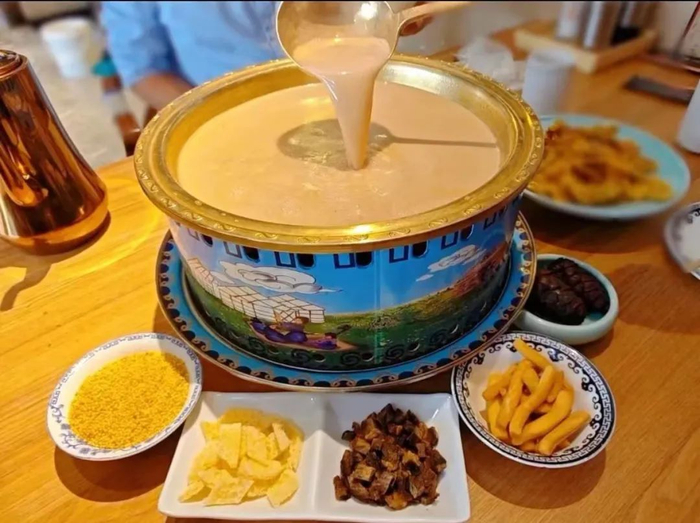 　品尝特色美食。（资料图片）