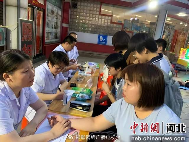 图为武安市中医院“健康夜市”活动现场。 谢赵军 摄