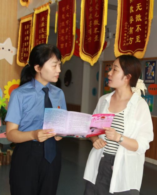 近日，河南省长葛市检察院检察官回访某幼儿园，向女职工了解卫生费发放情况。