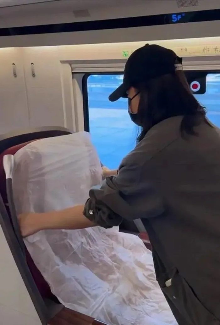 女星杨子姗发布的在高铁上套座套的视频截图。