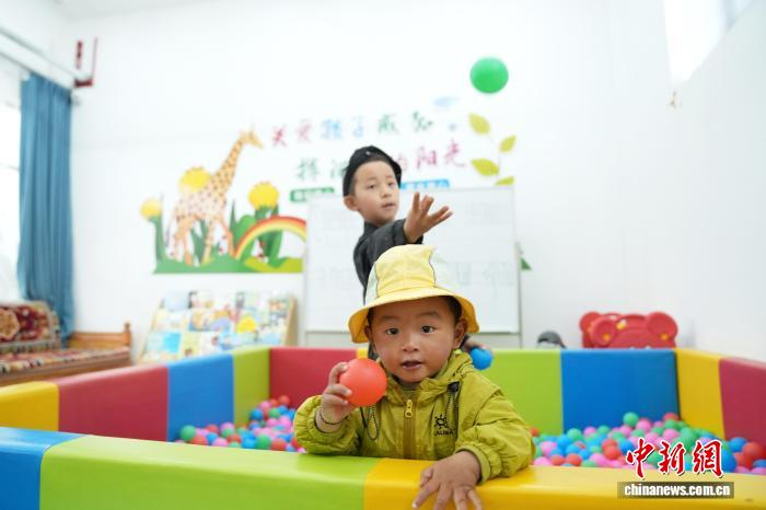 7月17日，在西藏自治区拉萨市曲水县三有村，小朋友在幸福驿站玩耍。 张祥毅 摄