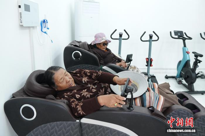 7月17日，在西藏自治区拉萨市曲水县三有村，老人们在幸福驿站体验按摩椅。 中新社记者 张祥毅 摄