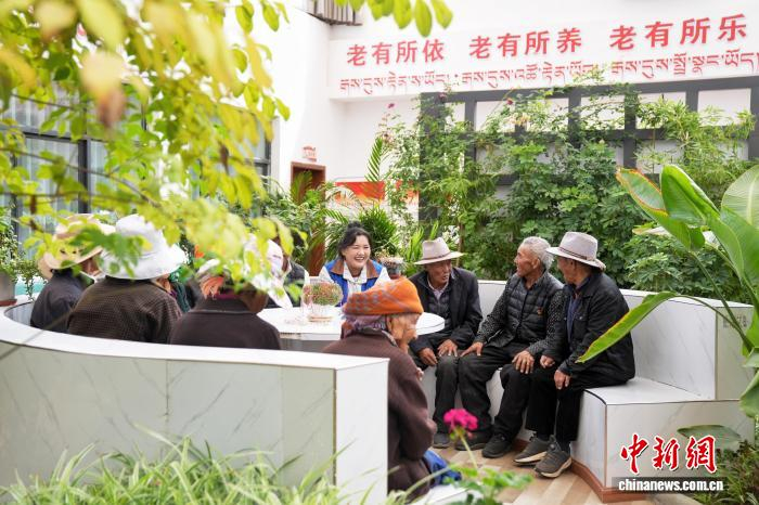 7月17日，在西藏自治区拉萨市曲水县三有村，志愿者与老人们在幸福驿站聊天。 张祥毅 摄