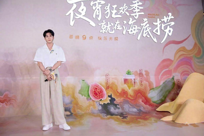 海底捞夏日代言人曾舜晞在活动现场